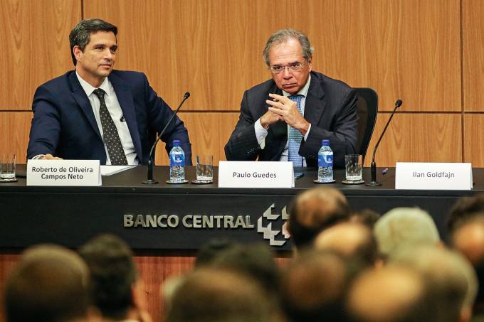 Recentemente tanto o presidente do Banco Central, Eduardo Campos Neto, quanto o ministro da Economia, Paulo Guedes, foram nominados em lista de donos de empresas de offshore e estariam se beneficiando com a alta do dólar
