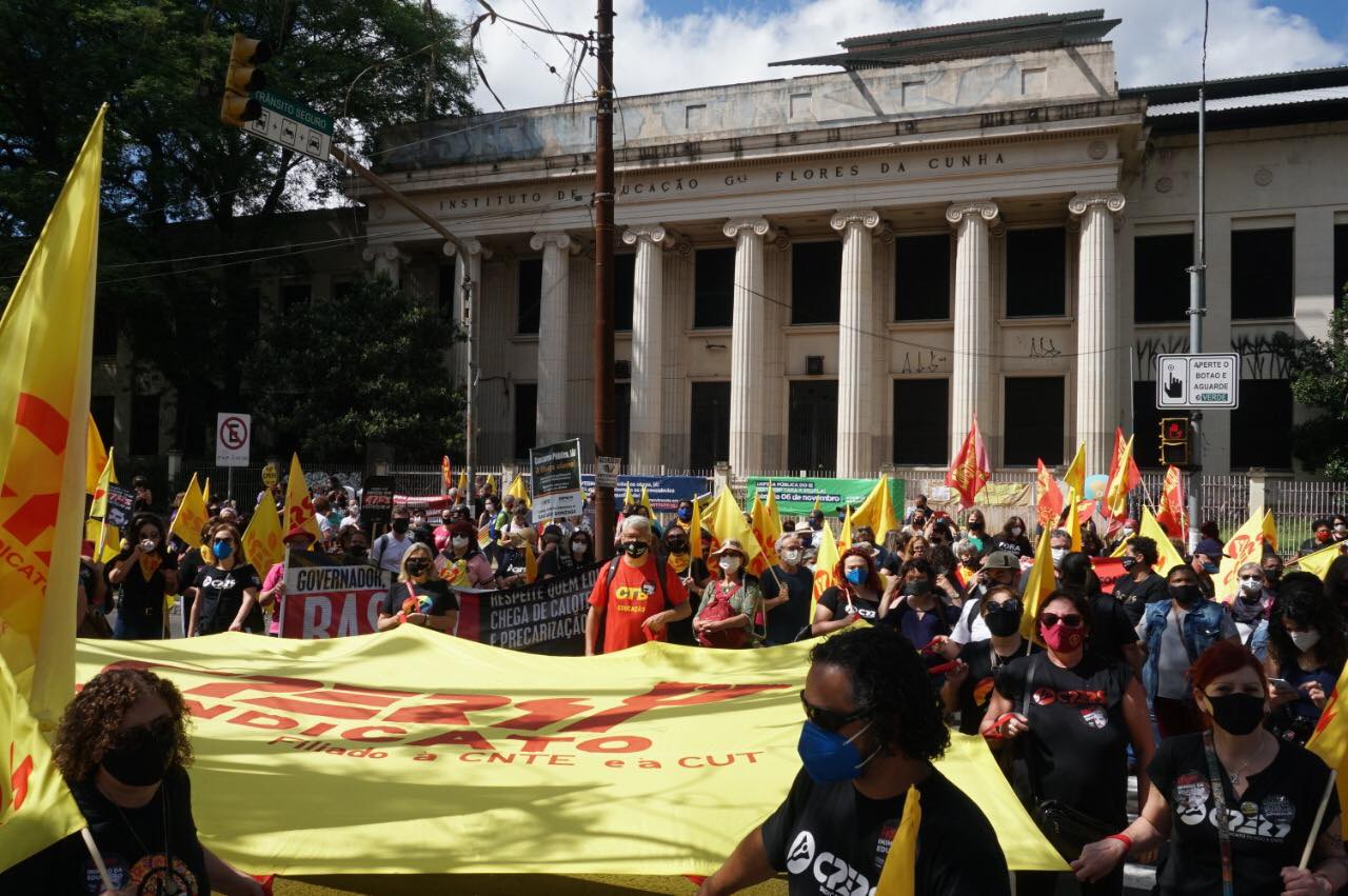 Manifestação teve início em frente ao Instituto de Educação Flores da Cunha