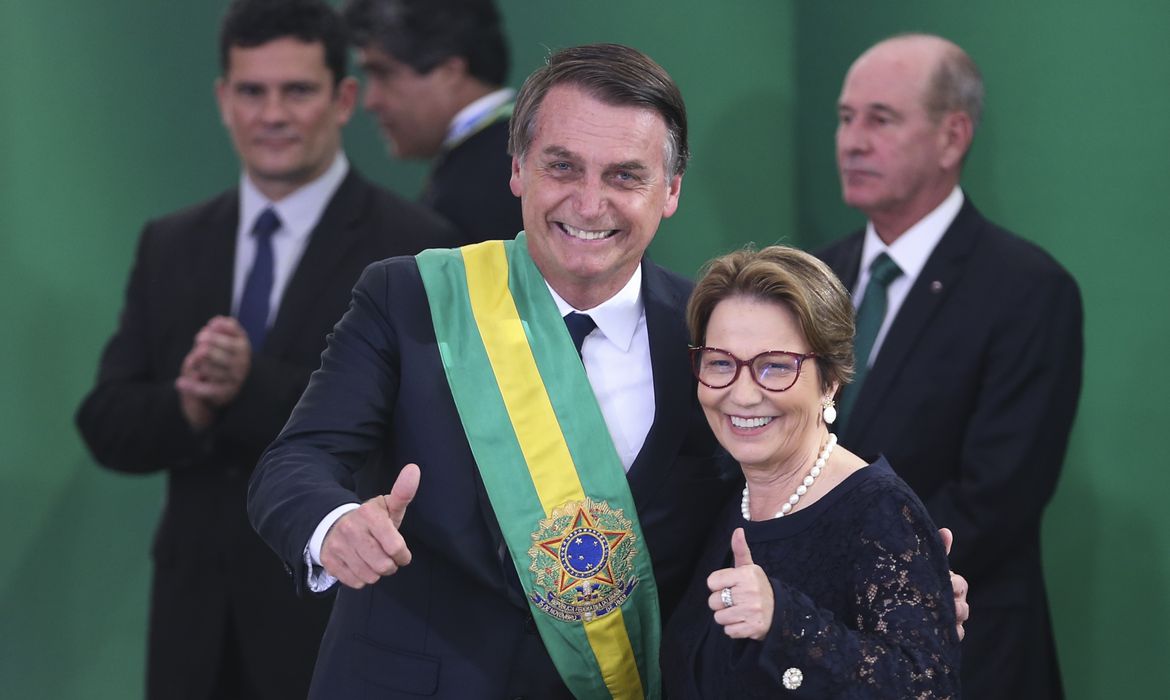 O presidente Jair Bolsonaro durante a posse da ministra da Agricultura, Tereza Cristina. De lá para cá mais de 1500 novos agrotóxicos foram liberados.