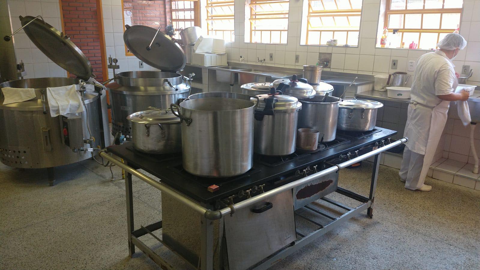 Cozinha e refeitório da Emef Porto Novo: 570 alunos com idade entre quatro anos a 17 anos ficaram sem alimentação durante uma semana