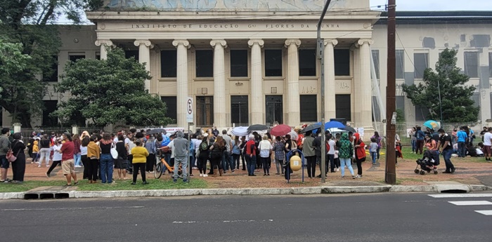 Protesto e abraço simbólico marcam 153 anos do Instituto de Educação, ameaçado de privatização