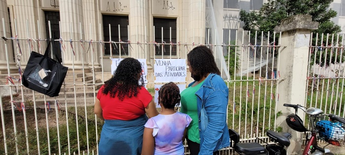 Protesto e abraço simbólico marcam 153 anos do Instituto de Educação, ameaçado de privatização