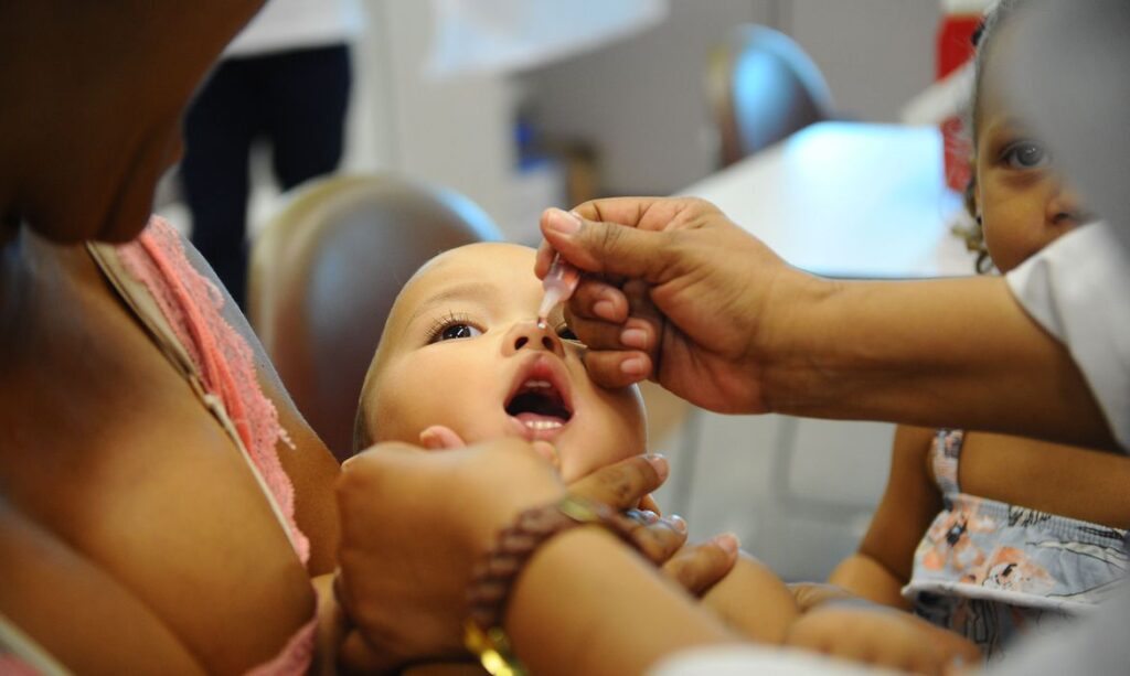 Meio milhão de crianças não recebeu a vacina contra poliomielite no país. Fake news, acomodação e cultura antivacina estão entre as causas
