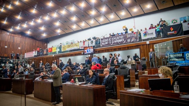 Deputados aprovam 6% de reajuste para servidores estaduais