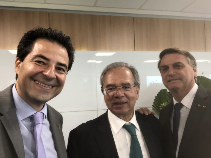 Adolfo Sachsida, ministro das Minas Energia, com Paulo Guedes, ministro da Economia e o presidente Jair Bolsonaro