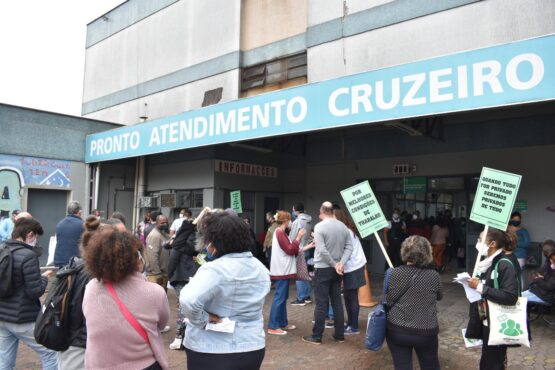 Terceirização do atendimento em saúde mental gera protesto no Postão da Cruzeiro