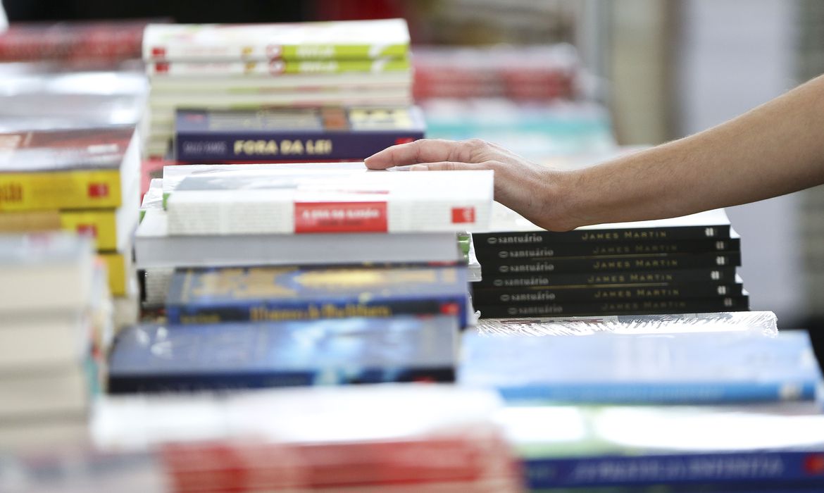 Isenção fiscal para livros é aprovada na CCJ