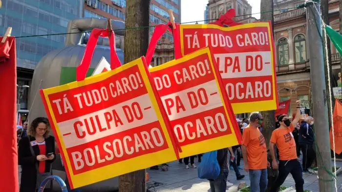 Panelaço contra a fome e o desemprego ocupa ruas do centro de Porto Alegre_13
