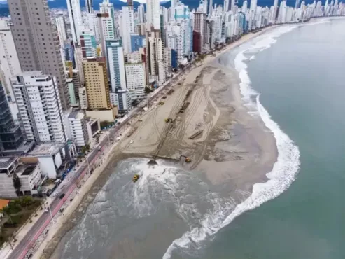 Costa brasileira tem retração de praias e dunas e crescimento de manguezais | Foto: Prefeitura de Balneário Camboriu/ Divulgação