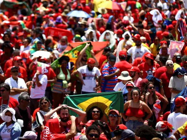 Lula recebe a faixa presidencial das mãos de representantes da diversidade do povo brasileiro 