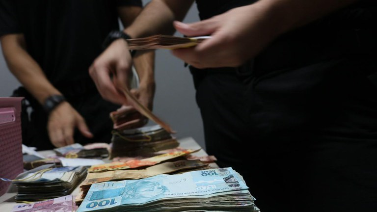 Justiça bloqueia R$ 2 bi de garimpeiros ilegais