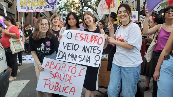 Euforia e alerta sobre feminicídios marcam mobilizações do 8M em Porto Alegre_6
