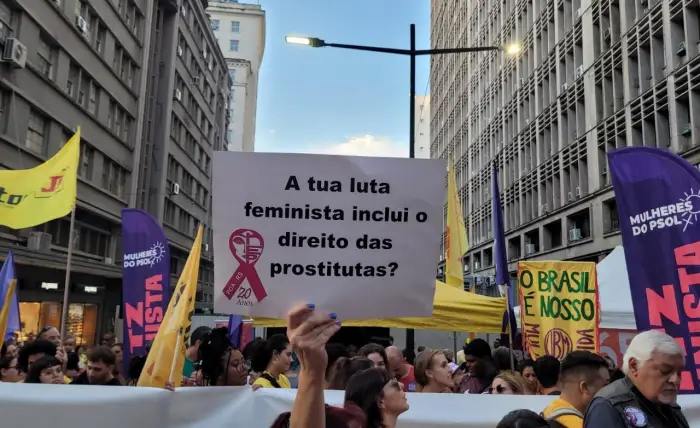 Euforia e alerta sobre feminicídios marcam mobilizações do 8M em Porto Alegre_8