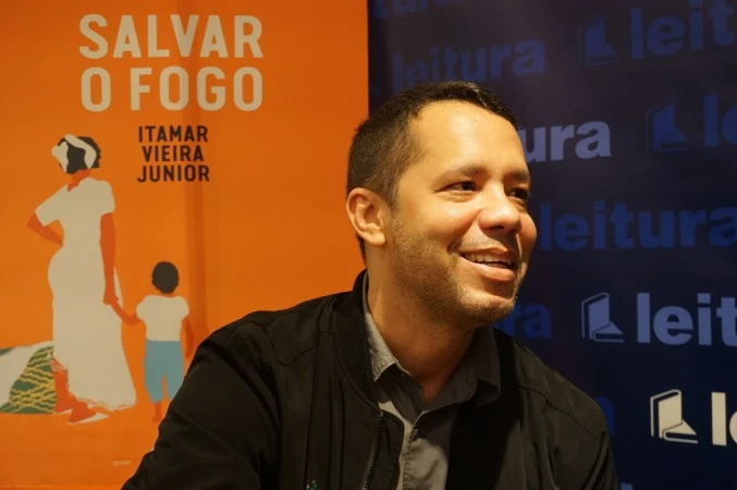 Itamar Vieira Júnior veio à Porto Alegre para lançar seu novo romance