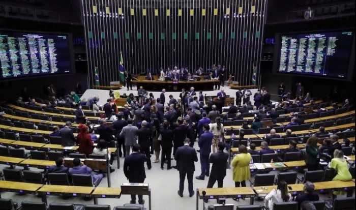 Dez deputadas e os três gaúchos votaram contra a igualdade salarial entre homens e mulheres