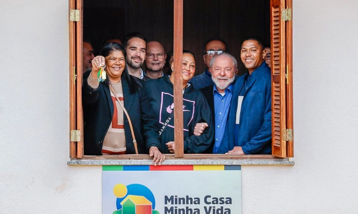 Lula entrega 446 casas em Viamão