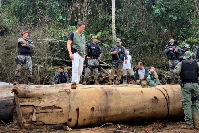 Réu por facilitar contrabando de madeira, Ricardo Salles não teve celular periciado pela PF