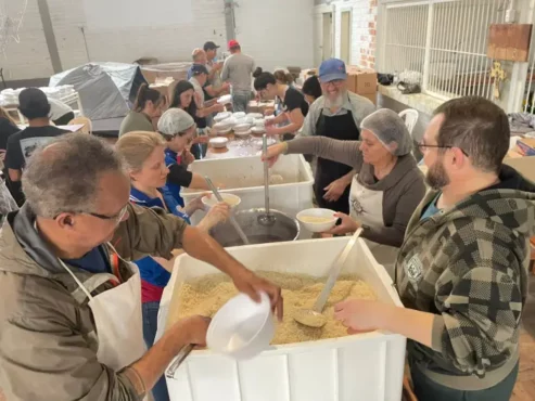 Cozinha Solidária do MST distribui alimentos a vítimas do ciclone | Foto: Alexandre Garcia/ MST