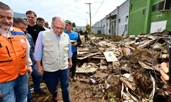 Presidente em exercício em visita aos municípios do Vale do Taquari atingidos por ciclone na última segunda-feira