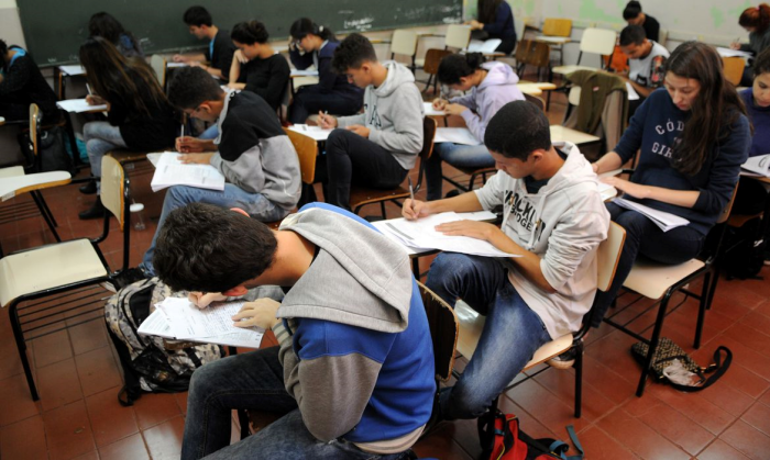 Novo ensino médio proíbe EAD na formação básica e torna espanhol obrigatório