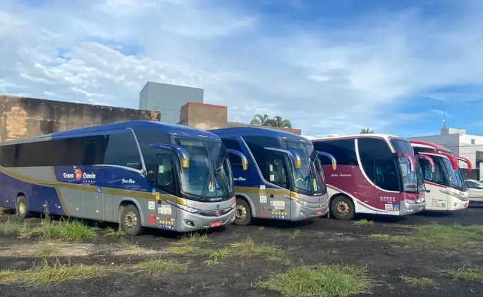 PF busca financiadores de ônibus que levaram bolsonaristas radicais a Brasília