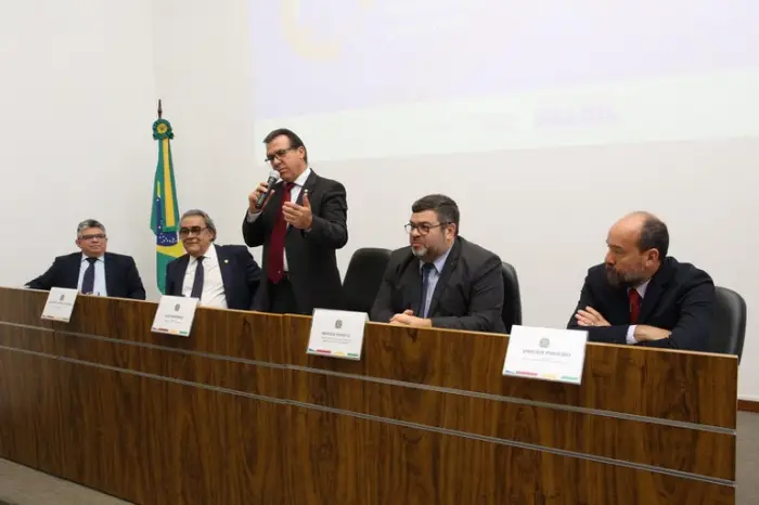 Brasil gera mais de 190 mil empregos com carteira assinada em outubro