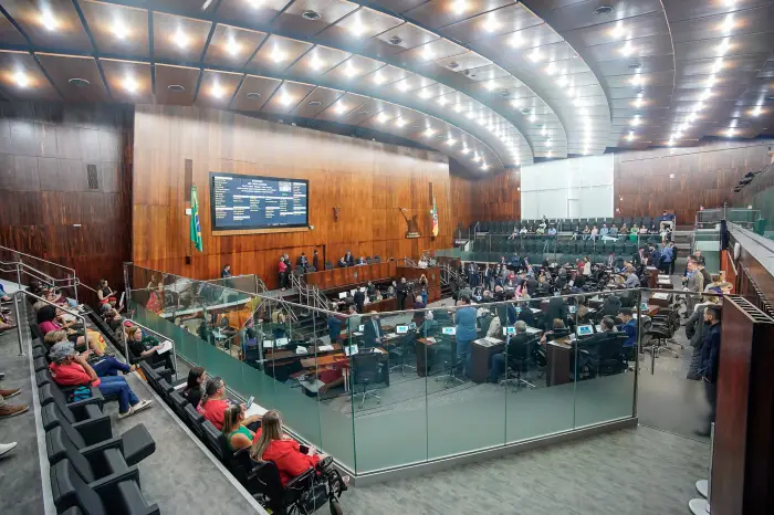 Assembleia aprova fim da gestão democrática e cria política estadual da educação profissional e técnica
