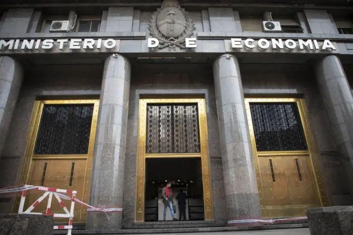 Economia argentina chega ao fundo do poço por não enfrentar o Sistema da Dívida